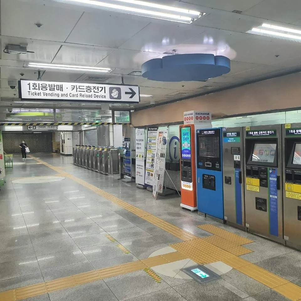 Ewha Womans Univ. Station - photo 2